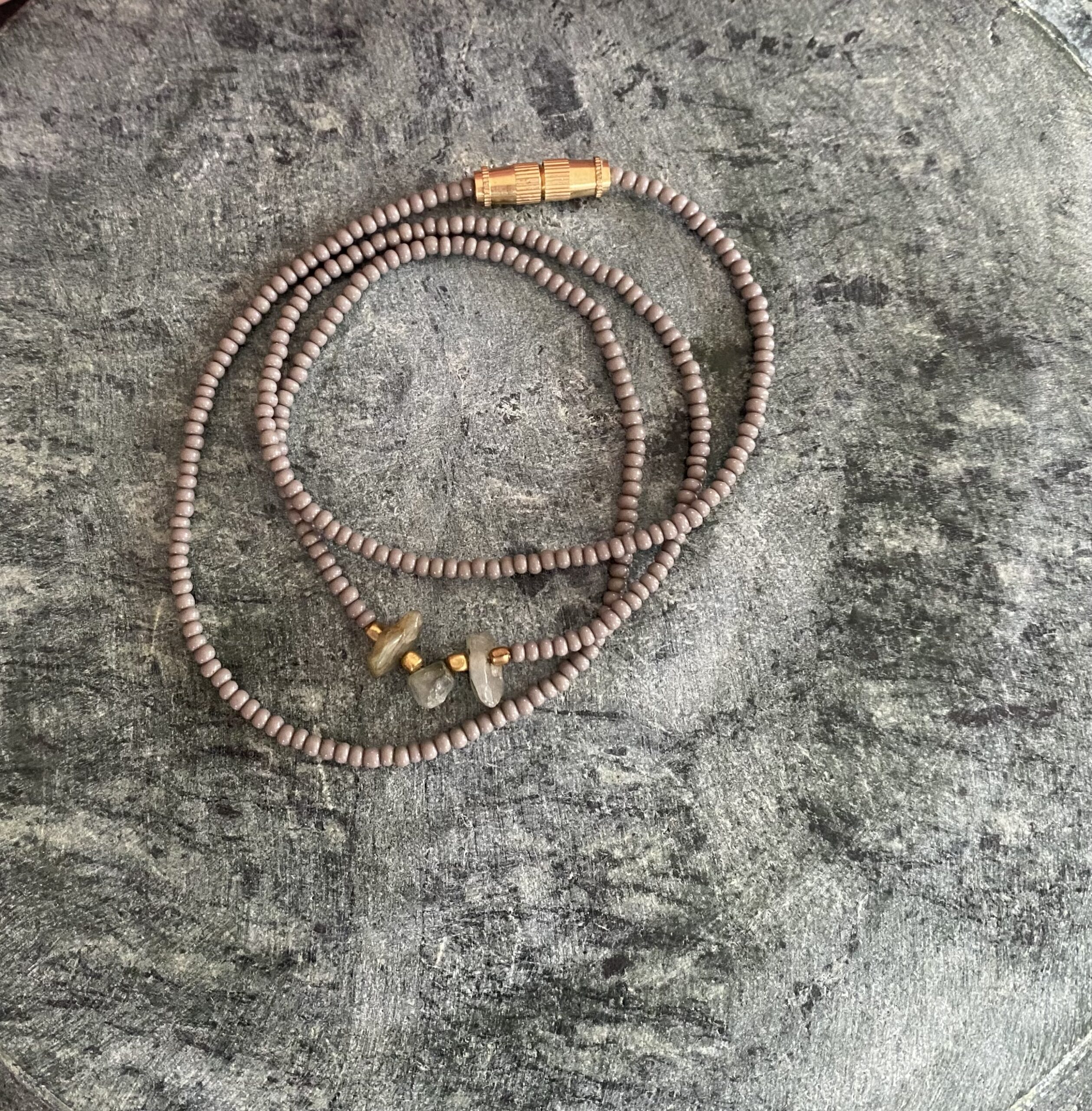 Annavii – Nuri Halskæde, Grå Labradorite