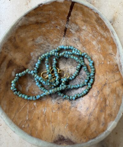 Annavii Reena Halskæde i Turkis er en smuk håndlavet perlekæde i fine glasperler, der giver et frisk og feminint farvepust. Den klare turkise tone skaber et moderne, elegant look, perfekt både alene eller i smuk lag‑på‑lag styling. Ideel til hverdagsbrug, sommeroutfits og farverige detaljer året rundt.