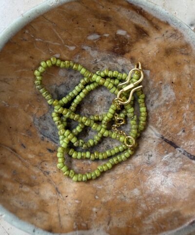 Annavii Reena Halskæde i limegrøn er et håndlavet og elegant smykke i marmoreret glasperler med forgyldt messinglås og justerbar længde. Den friske limegrønne farve giver et smukt farvepust og et moderne, feminint udtryk. Et perfekt valg til både hverdag og lag‑på‑lag styling.