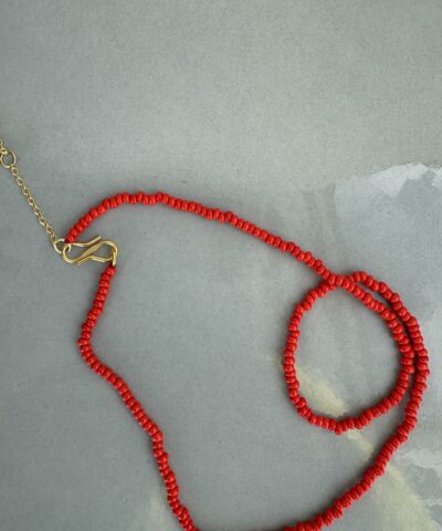 Annavii Kala Ensfarvet Halskæde i farven Coral er en håndlavet perlekæde i smukke glasperler med forgyldt messinglås. Den justerbare længde gør den perfekt til både hverdag og fest. Et elegant og feminint smykke, der tilføjer et friskt farvepust til ethvert outfit – ideelt alene eller som del af et lag‑på‑lag look.