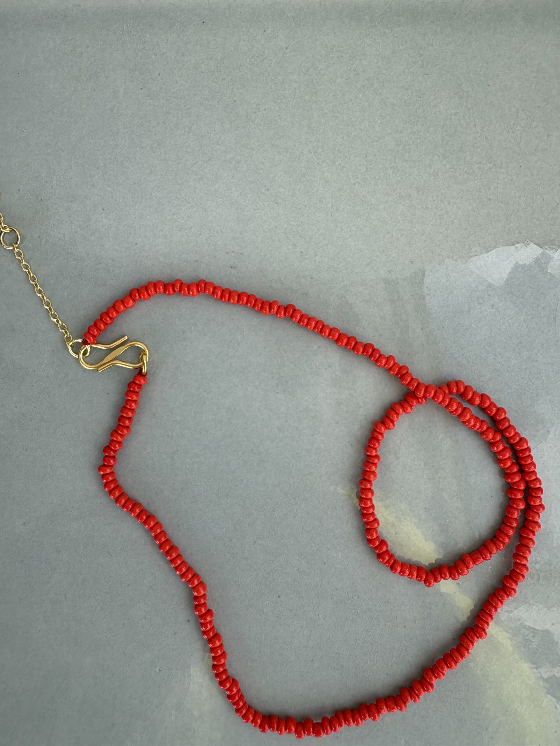 Annavii Kala Ensfarvet Halskæde i farven Coral er en håndlavet perlekæde i smukke glasperler med forgyldt messinglås. Den justerbare længde gør den perfekt til både hverdag og fest. Et elegant og feminint smykke, der tilføjer et friskt farvepust til ethvert outfit – ideelt alene eller som del af et lag‑på‑lag look.