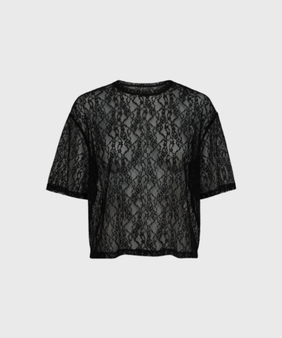 Ivy Copenhagen Lara Lace Tee HL235575 i sort er en elegant blondebluse med moderne pasform og feminint udtryk. Perfekt til både hverdag og fest. Køb hos Merci Give med hurtig levering og fri fragt.
