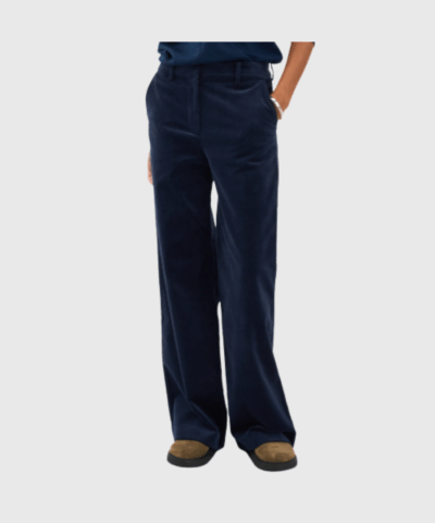 Ivy Copenhagen Alice Wide Cord Pant i farven Deep Navy Blue er en stilfuld og komfortabel fløjlsbuks med høj talje og brede ben. Den perfekte kombination af blødhed og struktur gør den ideel til både hverdag og fest. Style med en skjorte eller strik for et moderne og afslappet look. Køb hos Merci Give og få mode med kant og komfort.