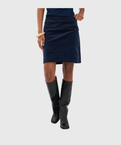 Ivy Copenhagen Sign Cord Mini Skirt i farven Deep Navy Blue er en moderne og feminin fløjlsnederdel med høj talje og A-formet snit. Den bløde fløjl og de diskrete detaljer giver et stilrent look, der passer perfekt til både hverdag og fest. Style den med en løs skjorte eller blazer for et cool, urbant udtryk. Køb hos Merci Give og få mode med kant og komfort.