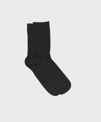 Uldstrømper i olivengrøn fra MP Denmark. Superwash merinould, OEKO-TEX certificeret og anatomisk pasform. Fri fragt over 499 DKK og levering på 1–3 hverdage.