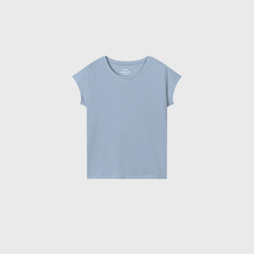 En klassisk T-shirt fra Mads Nørgaard, fremstillet i blød og let bomuld. Teasy Tee har en tætsiddende pasform og korte, vifteformede ærmer, som giver et feminint og moderne udtryk. – perfekt til både hverdag og lag-på-lag styling.