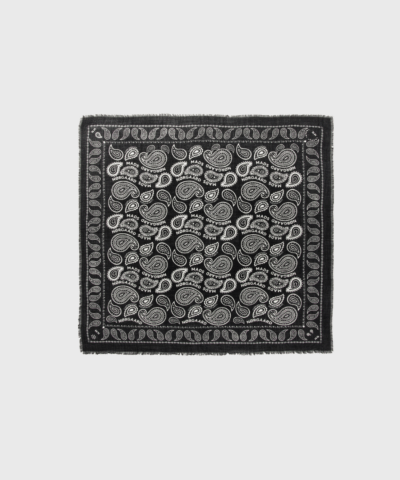 Paisley Scarf fra Mads Nørgaard er et stilfuldt og let tørklæde i 100% uld med klassisk paisley-mønster og logodetalje. Den sorte variant med mønster passer perfekt til både hverdag og festlige lejligheder, og den kvadratiske form gør det nemt at style på flere måder. Et tidløst accessory med høj kvalitet og dansk design. Køb hos Merci Give og få hurtig levering og personlig service.