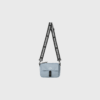 Tian Fae Bag FAV fra Mads Nørgaard er en moderne og praktisk crossbody-taske, her i en frisk lys blå denim-variant. Tasken har en bred, justerbar logorem og flere funktionelle rum, der gør den ideel til både hverdag og rejse. Med sit stilrene design og slidstærke materiale er den et perfekt valg for dig, der ønsker både funktion og mode i ét. Køb din Mads Nørgaard taske hos Merci Give og få hurtig levering og personlig service.