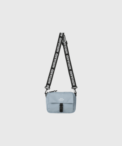 Tian Fae Bag FAV fra Mads Nørgaard er en moderne og praktisk crossbody-taske, her i en frisk lys blå denim-variant. Tasken har en bred, justerbar logorem og flere funktionelle rum, der gør den ideel til både hverdag og rejse. Med sit stilrene design og slidstærke materiale er den et perfekt valg for dig, der ønsker både funktion og mode i ét. Køb din Mads Nørgaard taske hos Merci Give og få hurtig levering og personlig service.