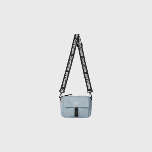 Tian Fae Bag FAV fra Mads Nørgaard er en moderne og praktisk crossbody-taske, her i en frisk lys blå denim-variant. Tasken har en bred, justerbar logorem og flere funktionelle rum, der gør den ideel til både hverdag og rejse. Med sit stilrene design og slidstærke materiale er den et perfekt valg for dig, der ønsker både funktion og mode i ét. Køb din Mads Nørgaard taske hos Merci Give og få hurtig levering og personlig service.