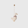 Maileg stof ornament – gås med rødt tørklæde. Smukt julepynt med broderede detaljer. Perfekt til juletræet eller som hyggelig dekoration. Shop online med hurtig levering.