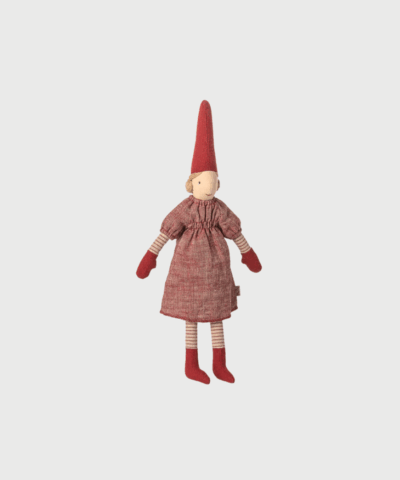 Leder du efter en klassisk nissepige til julepynt med personlighed og charme? Maileg Pixy-nissepige i str. 2 er et oplagt valg til dig, der elsker håndlavet juledekoration med et nostalgisk udtryk. Den røde kjole og de fine detaljer giver en hyggelig stemning, og figuren passer perfekt ind i både moderne og traditionelt juleinteriør. Skab din egen nissefamilie med figurer fra Mailegs Pixy-serie og bring magisk julestemning ind i hjemmet.