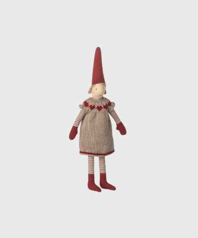 Leder du efter en lille og charmerende nissedreng til julepynt? Maileg Pixy-nissedreng No. 4 i str. 1 er et oplagt valg til dig, der elsker håndlavet juledekoration med personlighed. Den fine beklædning og de små detaljer giver et nostalgisk udtryk, og figuren passer perfekt ind i både moderne og traditionelt juleinteriør. Skab din egen nissefamilie med figurer fra Mailegs Pixy-serie og bring magisk julestemning ind i hjemmet.