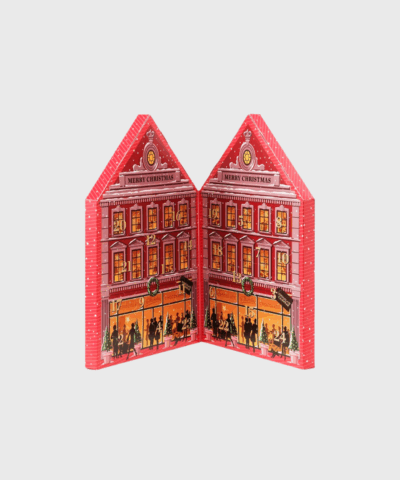 Gør december ekstra sød med Sv. Michelsens chokolade julekalender – en luksuriøs og håndlavet kalender fyldt med Fairtrade-chokolade. Hver låge byder på en ny smagsoplevelse, og den smukke æske gør kalenderen til en dekorativ del af julepynten.
