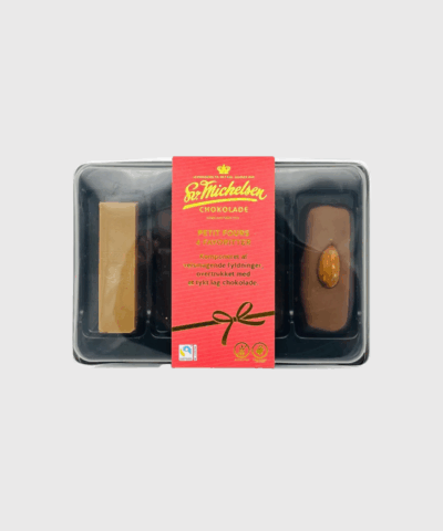 Forkæl dig selv eller en du holder af med Sv. Michelsens håndlavede petit fours – en gaveæske med fire udsøgte stykker chokolade i smukke variationer af marcipan, nougat og lakrids. Overtrukket med Fairtrade-certificeret chokolade og fremstillet i Danmark med fokus på kvalitet og smag. En perfekt gaveidé til julens hyggelige stunder. Køb hos Merci Give og få hurtig levering og personlig service.