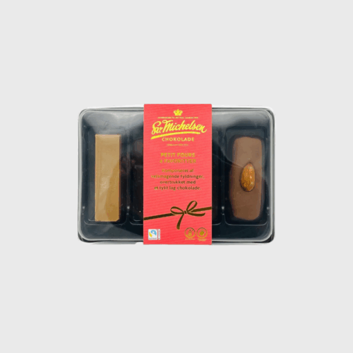 Forkæl dig selv eller en du holder af med Sv. Michelsens håndlavede petit fours – en gaveæske med fire udsøgte stykker chokolade i smukke variationer af marcipan, nougat og lakrids. Overtrukket med Fairtrade-certificeret chokolade og fremstillet i Danmark med fokus på kvalitet og smag. En perfekt gaveidé til julens hyggelige stunder. Køb hos Merci Give og få hurtig levering og personlig service.