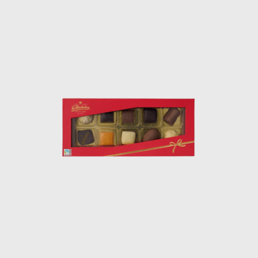 Gør julen ekstra sød med en elegant gaveæske fra Sv. Michelsen, fyldt med 10 håndlavede stykker fyldt chokolade. Fremstillet med Fairtrade-certificeret kakao og dansk chokoladekunst, er denne juleæske den perfekte værtindegave, julehilsen eller forkælelse til dig selv. Chokoladen byder på delikate smagsnuancer og høj kvalitet – en klassisk gaveidé til den kræsne chokoladeelsker. Køb hos Merci Give og få hurtig levering og personlig service.