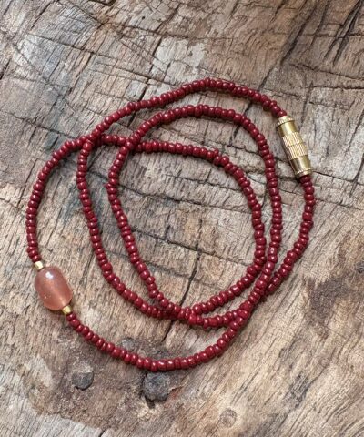 Alternative view of Annavii – Nuri Halskæde, Bordeaux Peach Moonstone