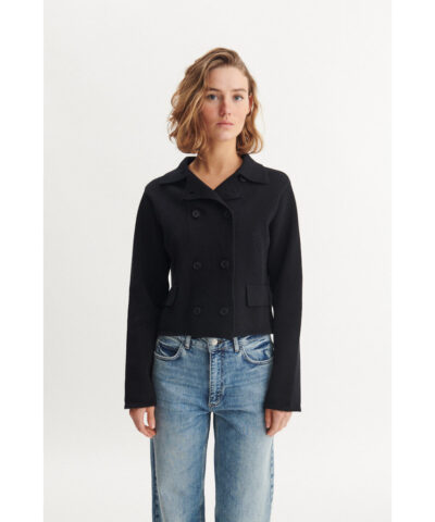 Opdag Mima Jacket fra Basic Apparel – en elegant dobbeltradet jakke med relaxed fit og lange ærmer. Perfekt til layering og både hverdag og fest. Fremstillet i Tyrkiet med fokus på kvalitet og tidløst design.