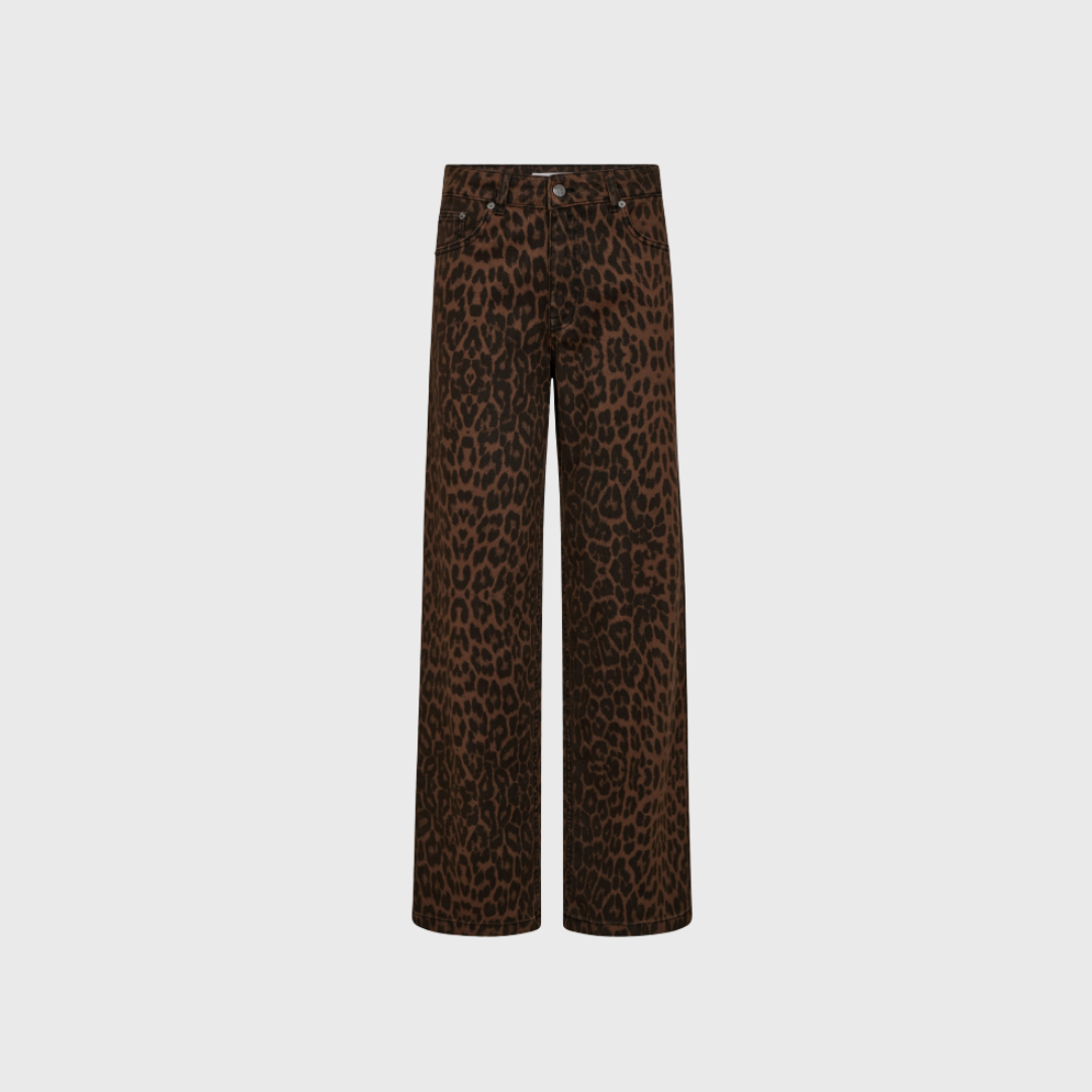 Co'Couture Leo New Wide Pant i mørkebrun er en stilren og komfortabel buks med bredt ben og høj talje. Fremstillet i OEKO-TEX-certificeret bomuld med let stretch. Perfekt til både hverdagsbrug og festlige lejligheder. Køb hos Merci Give og få mode med kant og komfort.