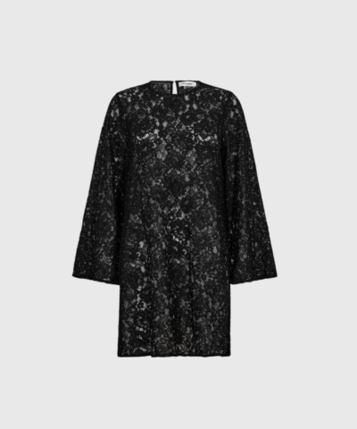 Co'Couture Siacc Simili Lace Dress er en elegant blondekjole med pailletter – perfekt til julens fester og som gaveidé. Med løs pasform og smukke detaljer er den ideel til både julefrokost og nytårsaften. Køb hos Merci Give og få festlig stil med komfort.