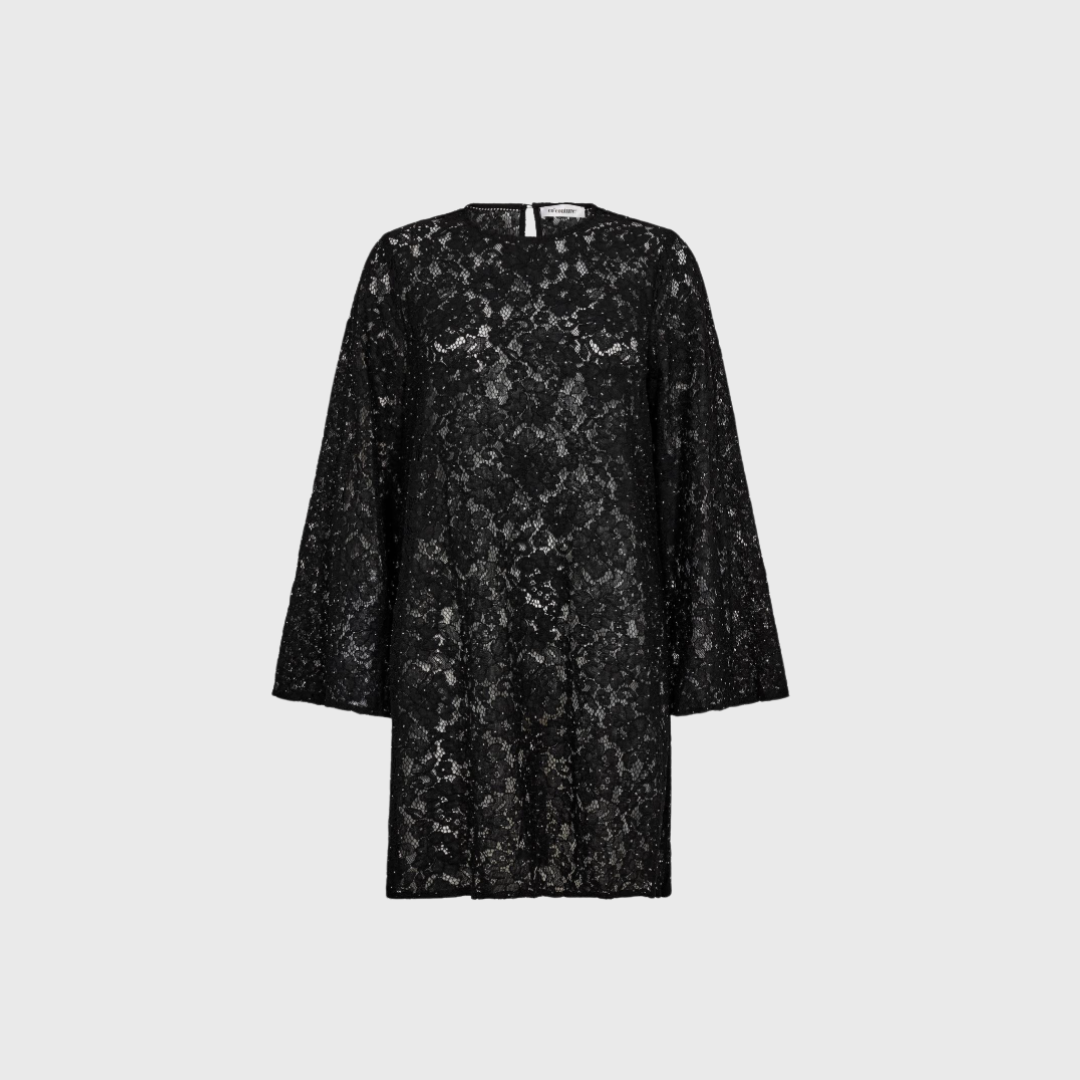 Co'Couture Siacc Simili Lace Dress er en elegant blondekjole med pailletter – perfekt til julens fester og som gaveidé. Med løs pasform og smukke detaljer er den ideel til både julefrokost og nytårsaften. Køb hos Merci Give og få festlig stil med komfort.