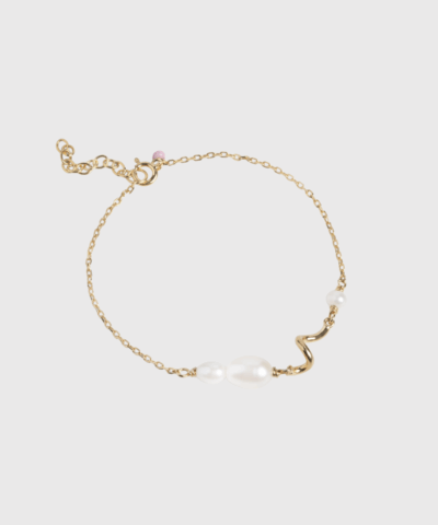 Opdag Pearlie Twist armbåndet fra ENAMEL Copenhagen – et feminint og eksklusivt smykke med snoet design og naturlige ferskvandsperler. Armbåndet er fremstillet i 100 % genanvendt sterlingsølv og belagt med 18 karat guld, hvilket giver det en elegant finish og høj kvalitet. Perfekt til dig, der ønsker et personligt og stilfuldt udtryk. Køb online hos Merci Give med hurtig levering og fri fragt over 499 DKK.