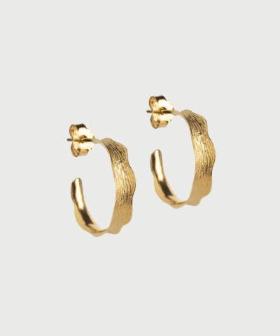 Ane Small hoops fra ENAMEL Copenhagen – elegante og håndlavede øreringe i 18 karat guldbelagt sterlingsølv. Det klassiske og eksklusive design gør dem perfekte til både hverdag og fest. Køb hos Merci Give med hurtig levering og fri fragt over 499 DKK.