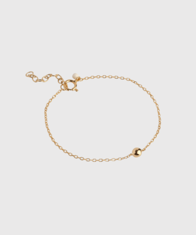 Balloon armbåndet fra ENAMEL Copenhagen er et sødt og stilrent smykke med en enkel guldkugle, der skaber et legende og feminint udtryk. Fremstillet i 100 % genanvendt sterlingsølv og belagt med 18 karat guld, er armbåndet både elegant og bæredygtigt. Det klassiske design gør det nemt at kombinere med dine andre smykker. Køb Balloon armbåndet online hos Merci Give – med hurtig levering og fri fragt over 499 DKK.