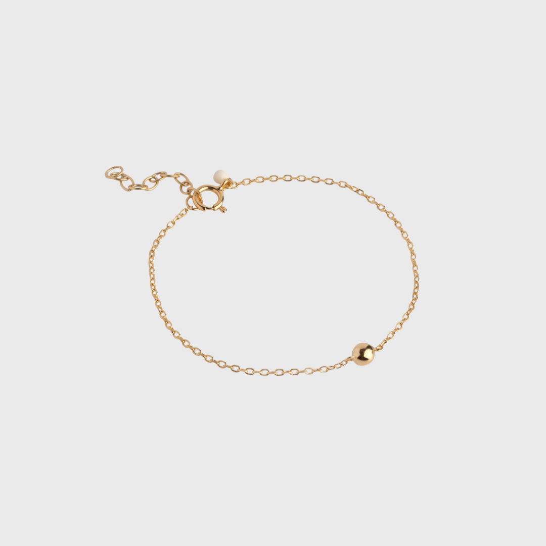 Balloon armbåndet fra ENAMEL Copenhagen er et sødt og stilrent smykke med en enkel guldkugle, der skaber et legende og feminint udtryk. Fremstillet i 100 % genanvendt sterlingsølv og belagt med 18 karat guld, er armbåndet både elegant og bæredygtigt. Det klassiske design gør det nemt at kombinere med dine andre smykker. Køb Balloon armbåndet online hos Merci Give – med hurtig levering og fri fragt over 499 DKK.