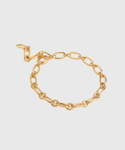 Chunky Charm armbånd fra ENAMEL Copenhagen – et kraftigt og elegant armbånd i forgyldt sterlingsølv. Perfekt som statement-smykke eller base til charms. Bæredygtigt design med 100 % genanvendt sølv. Køb hos Merci Give.
