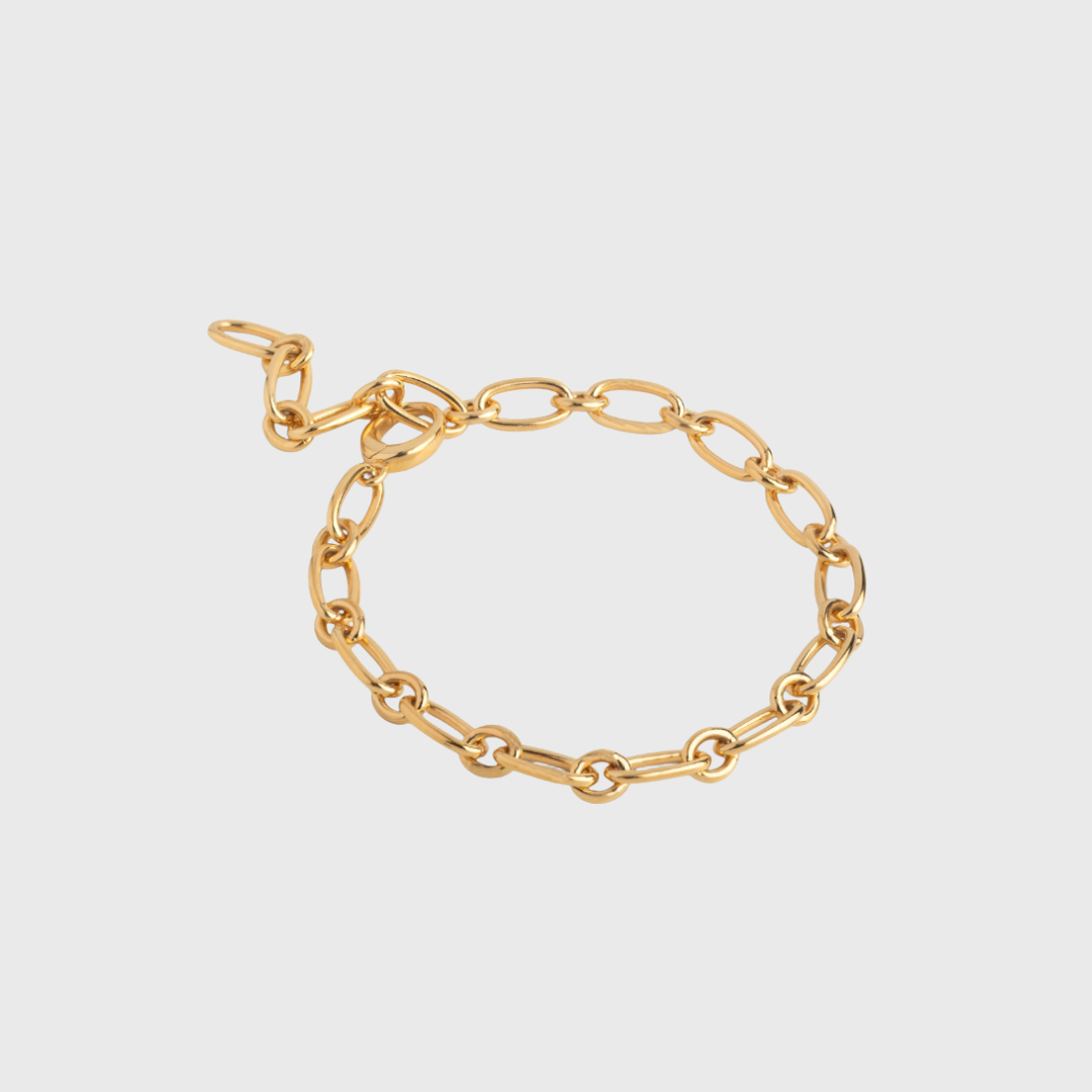 Chunky Charm armbånd fra ENAMEL Copenhagen – et kraftigt og elegant armbånd i forgyldt sterlingsølv. Perfekt som statement-smykke eller base til charms. Bæredygtigt design med 100 % genanvendt sølv. Køb hos Merci Give.