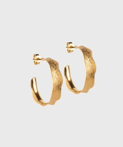 Hoops Ane Large fra Enamel Copenhagen er elegante og tidløse øreringe i 925 sterlingsølv med forgyldning. Perfekte til både hverdag og fest, og et must-have for dig, der elsker klassiske smykker med et moderne twist. Dansk design og håndlavet kvalitet.