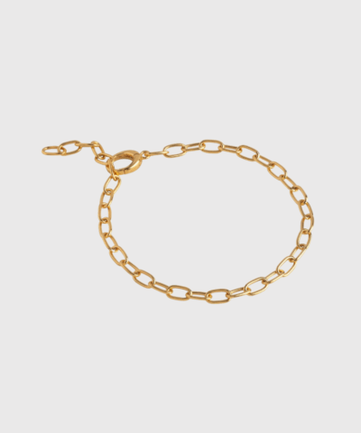 Medium Charm armbånd fra ENAMEL Copenhagen – et kraftigt og elegant armbånd i forgyldt sterlingsølv. Perfekt som statement-smykke eller base til charms. Bæredygtigt design med 100 % genanvendt sølv. Køb hos Merci Give.