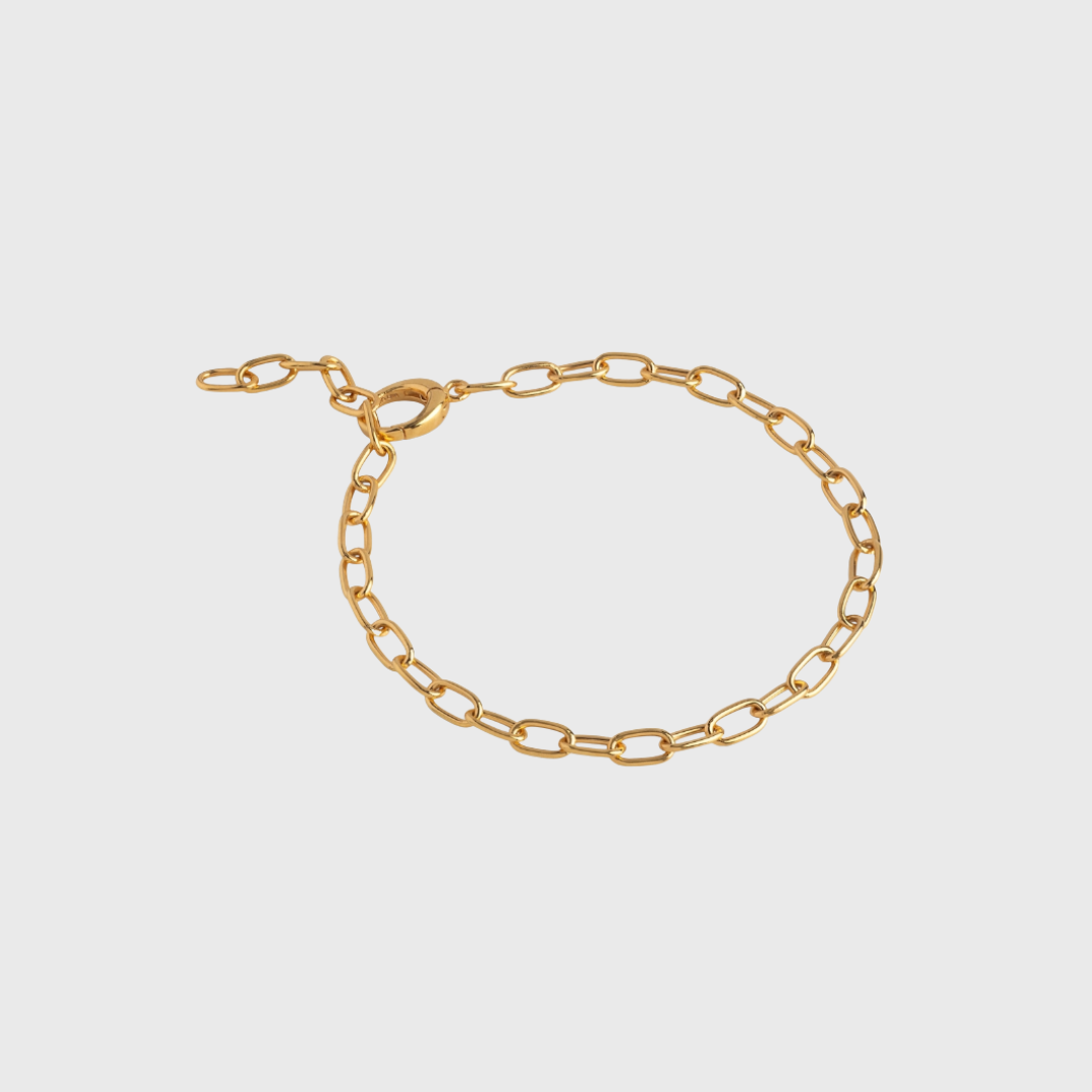 Medium Charm armbånd fra ENAMEL Copenhagen – et kraftigt og elegant armbånd i forgyldt sterlingsølv. Perfekt som statement-smykke eller base til charms. Bæredygtigt design med 100 % genanvendt sølv. Køb hos Merci Give.