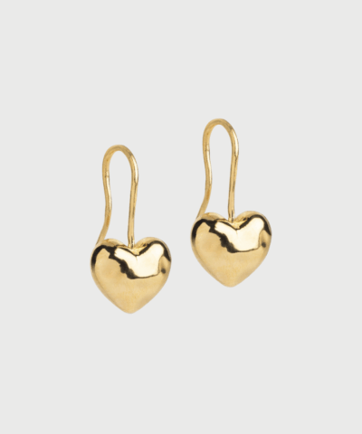 Poma Drop Heart øreringe fra ENAMEL Copenhagen – elegante og poetiske øreringe med organisk hjerteform og blank overflade. Fremstillet i 18 karat guldbelagt sterlingsølv. Et feminint og personligt smykke, perfekt til både hverdag og fest. Køb hos Merci Give med hurtig levering og fri fragt over 499 DKK.
