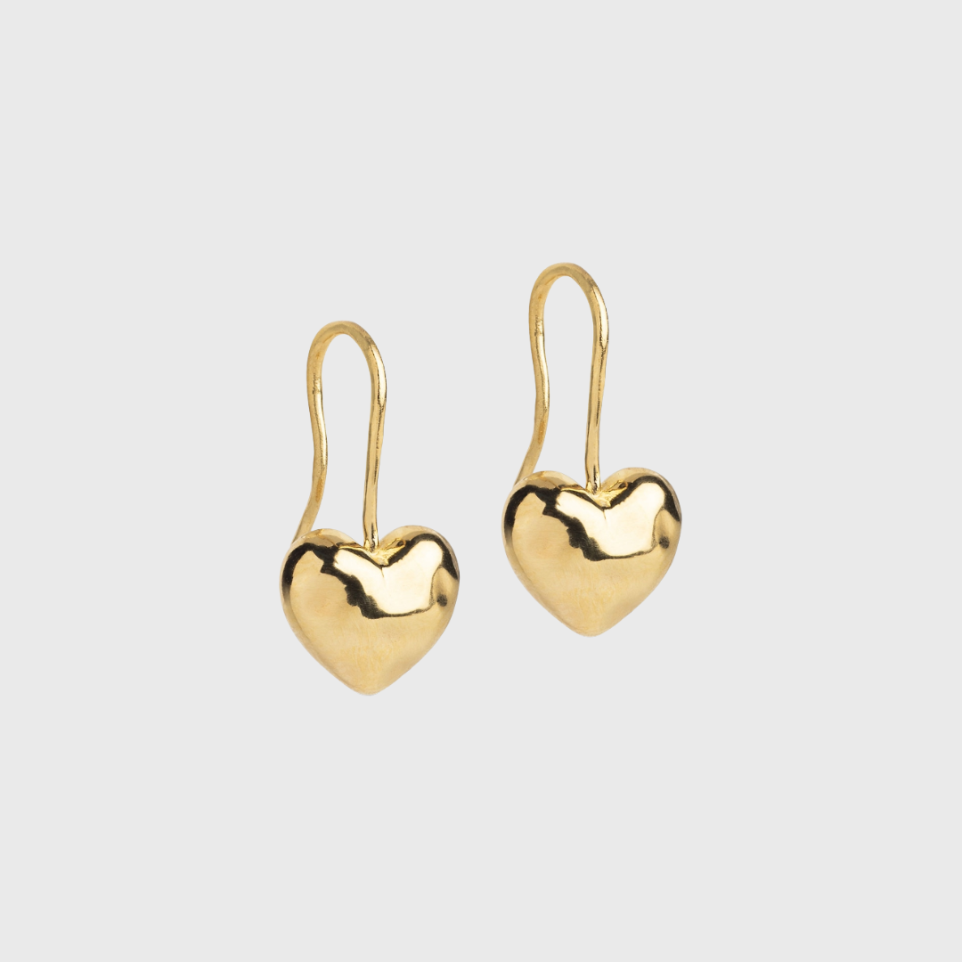Poma Drop Heart øreringe fra ENAMEL Copenhagen – elegante og poetiske øreringe med organisk hjerteform og blank overflade. Fremstillet i 18 karat guldbelagt sterlingsølv. Et feminint og personligt smykke, perfekt til både hverdag og fest. Køb hos Merci Give med hurtig levering og fri fragt over 499 DKK.