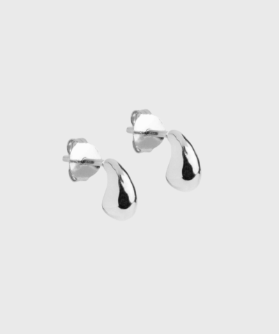 Sana ørestikker fra ENAMEL Copenhagen – elegante og minimalistiske øreringe med dråbeformet design i sterlingsølv. Perfekte alene eller sammen med andre smykker. Køb hos Merci Give med hurtig levering og fri fragt over 499 DKK.