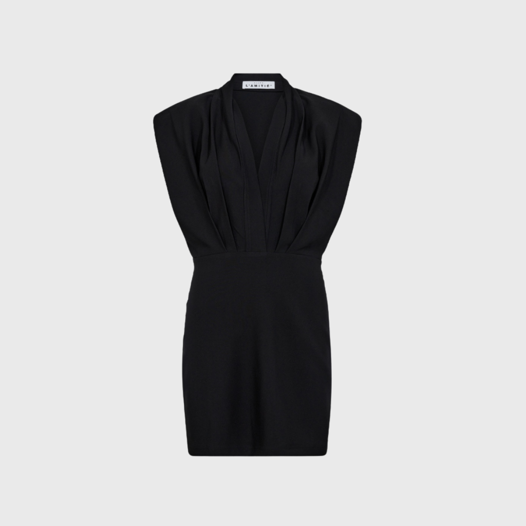 Haute L’Amitié L’Egance Crop Drape Dress i sort er den perfekte kjole til fest og elegante begivenheder. Med sit draperede design og cropped længde skaber den et sofistikeret og moderne look. Fremstillet i let og behagelig kvalitet, der sikrer komfort hele aftenen. Køb online med hurtig levering og nem retur.