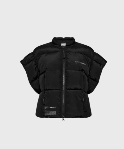 Opdag Mount Puffer Vest fra Haute L’Amitié – en cool puffervest i sort med oversized pasform, 2-vejs lynlås og skjulte lommer. Perfekt til overgangsperioden og et moderne look.