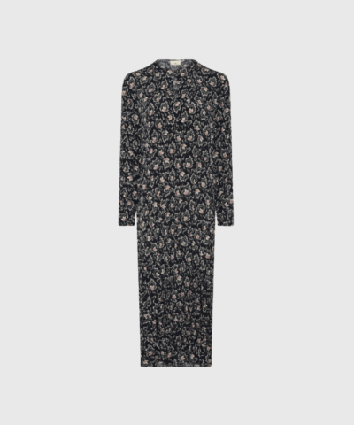 Heartmade Hornsea Dress er en ikonisk silkekjole med twist-teknik og elegante detaljer. Med sin midi-længde, lange ærmer og diskret knaplukning er den perfekt til både hverdag og fest. Det ikoniske rhinsten-logo i nakken giver et luksuriøst finish. Køb hos Merci Give og få stil med personlighed.