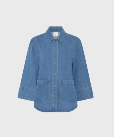 Heartmade Mailo Shirt er en moderne denimskjorte med A-formet snit og brede ærmer. Fremstillet i 100 % bomuld med store lommer og klassisk krave. Perfekt til både hverdagsbrug og boheme-inspirerede outfits. Køb hos Merci Give og få stil med kant og komfort.
