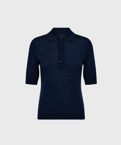 Essex SS Polo Knit fra Ivy Copenhagen – navyblå strik med polokrave og korte ærmer. Fremstillet i blød viskoseblanding for høj komfort. Perfekt til både hverdag og fest. Køb hos Merci Give med hurtig levering og 14 dages returret.