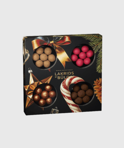 Opdag Small Winter Selection Box fra Lakrids by Bülow – en luksuriøs gaveæske med lakrids og chokolade i flere smagsvarianter. Perfekt til jul, hygge og som gaveidé.