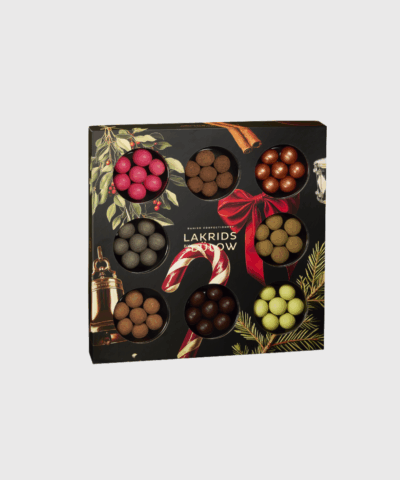 Lakrids by Bülow Winter Selection Box er den ultimative gaveæske til jul og vinterhygge. Den indeholder et eksklusivt udvalg af lakrids og chokolade i ikoniske smagsvarianter – perfekt som julegave, værtindegave eller til selvforkælelse. Dansk kvalitet, elegant design og en smagsoplevelse ud over det sædvanlige.