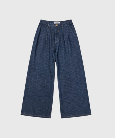 Ronan Pants fra MUNTHE – jeans i blød denim med bredt ben, høj talje og diskret logodetalje. Et moderne og tidløst design, der patinerer smukt over tid. Køb hos Merci Give med hurtig levering og 14 dages returret.