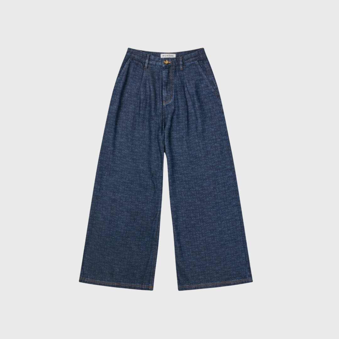 Ronan Pants fra MUNTHE – jeans i blød denim med bredt ben, høj talje og diskret logodetalje. Et moderne og tidløst design, der patinerer smukt over tid. Køb hos Merci Give med hurtig levering og 14 dages returret.