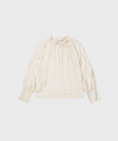 Roseberger Top fra MUNTHE – elegant bluse i let og luftig kvalitet med brede manchetter og bindebånd i halsen. Løst fit og feminint udtryk. Perfekt til både hverdag og fest. Køb hos Merci Give med hurtig levering og 14 dages returret.