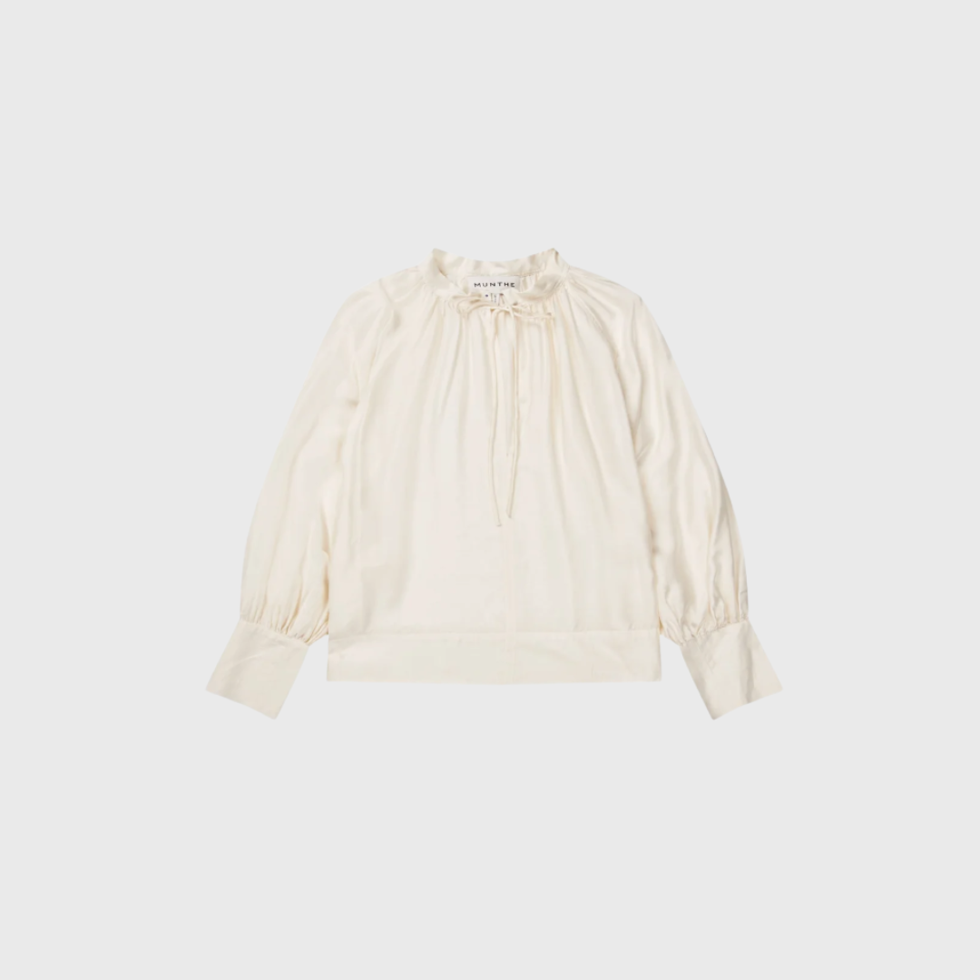 Roseberger Top fra MUNTHE – elegant bluse i let og luftig kvalitet med brede manchetter og bindebånd i halsen. Løst fit og feminint udtryk. Perfekt til både hverdag og fest. Køb hos Merci Give med hurtig levering og 14 dages returret.