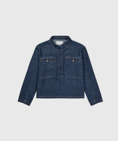 Ruxa Top fra MUNTHE – denimbluse med logomønster, skjult knaplukning og brystlommer. Løst fit og eksklusivt design i rå denim, der patinerer smukt over tid. Køb hos Merci Give med hurtig levering og fri fragt over 499 DKK.